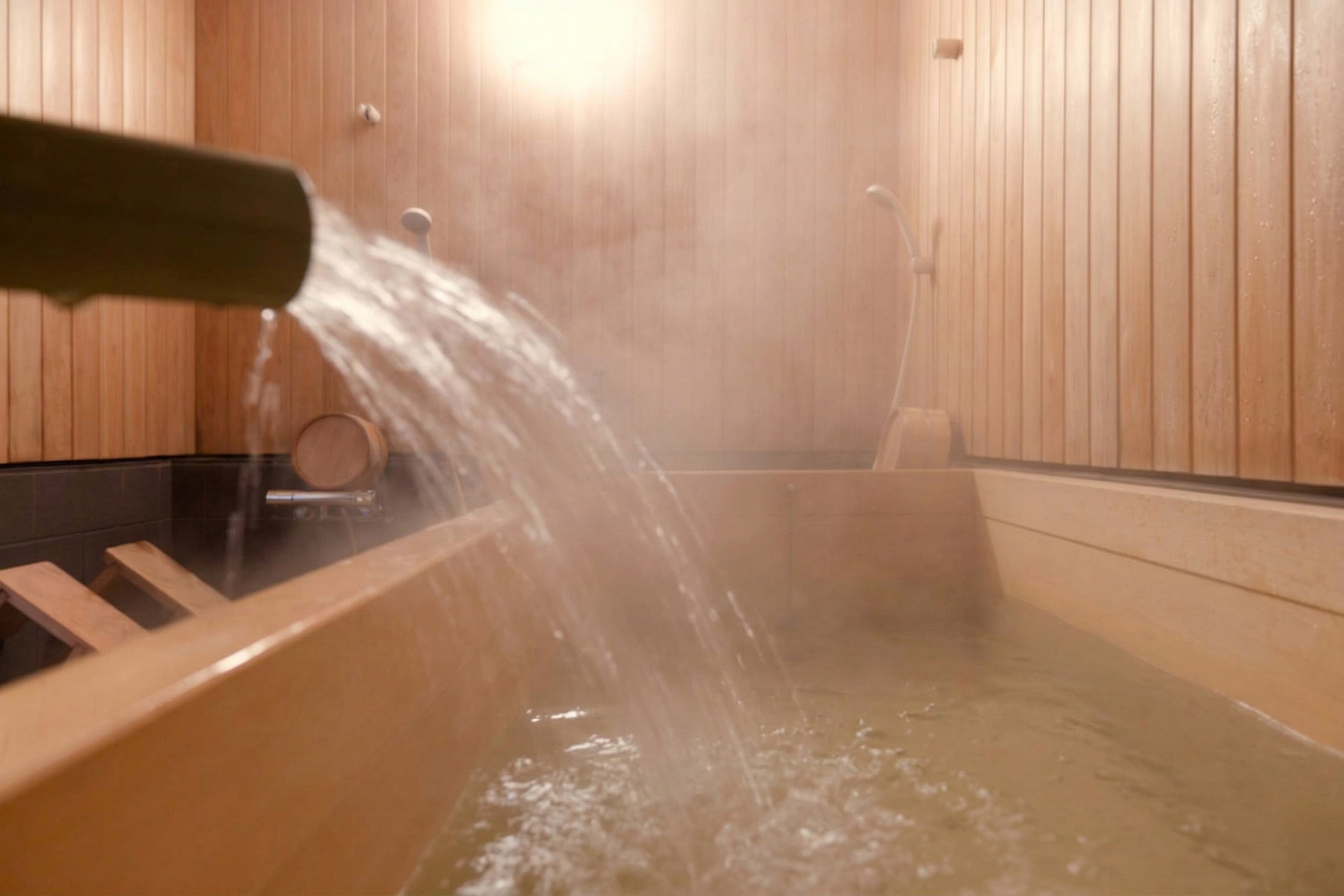 竹の筧から注がれるお湯