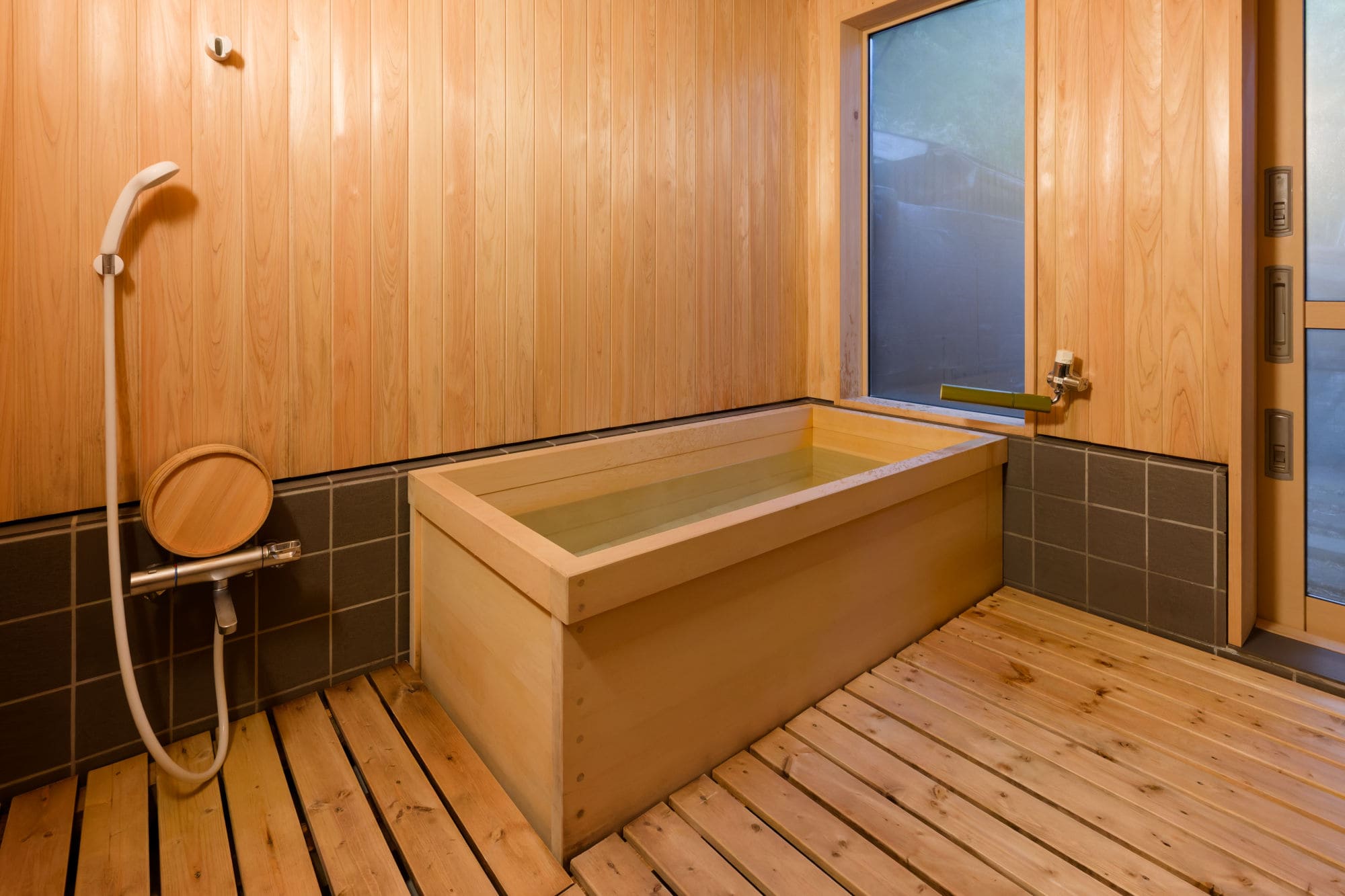 木の浴槽のお風呂