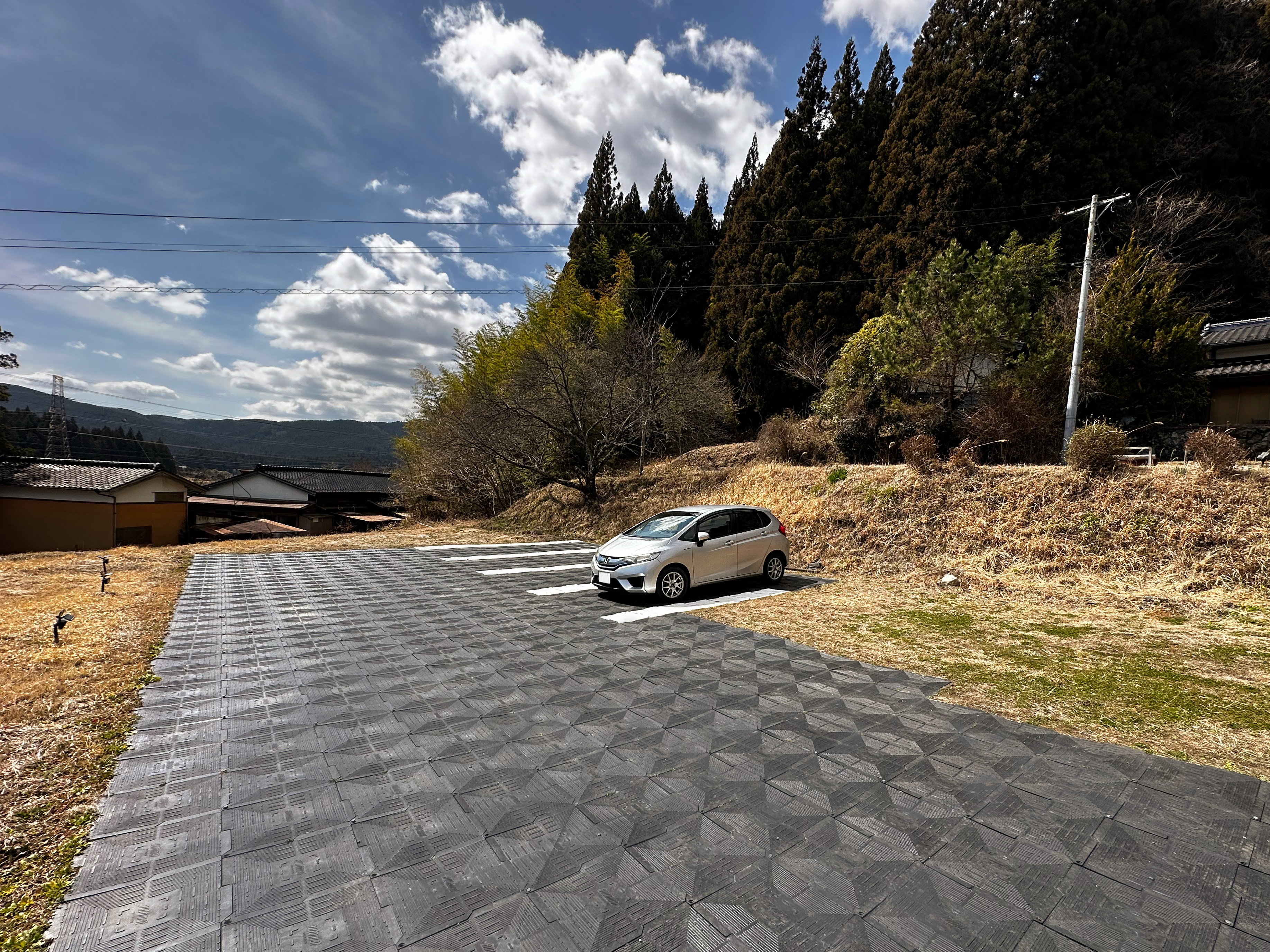 広い駐車場と山の景色